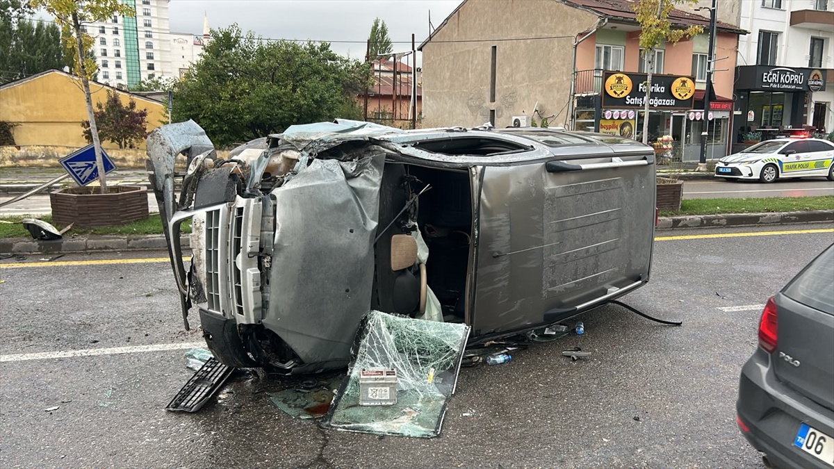 Sivas'ta hafif ticari araç devrildi, sürücü dahil 4 kişi yaralandı