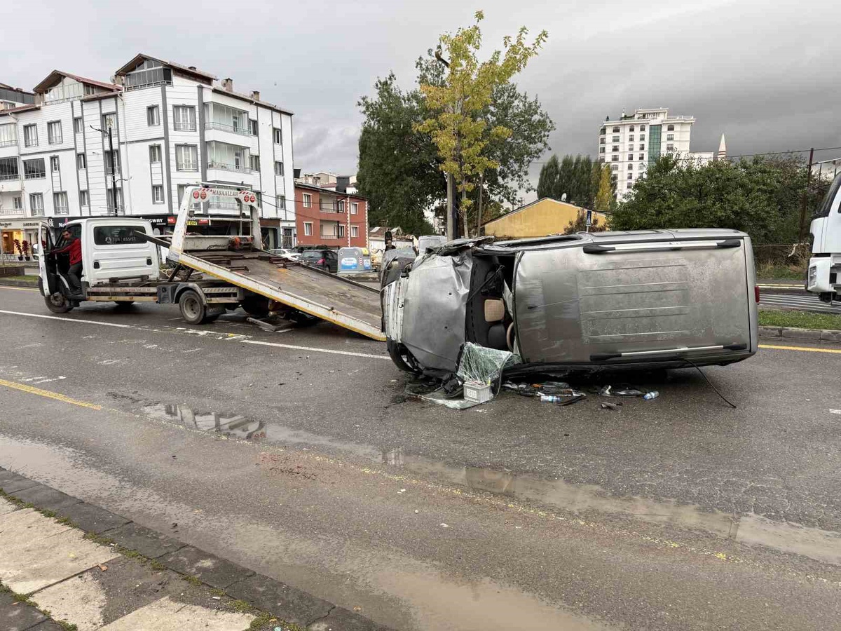Sivas'ta refüjdeki ağaca çarpan araç yan yattı, sürücü dahil 4 kişi yaralandı