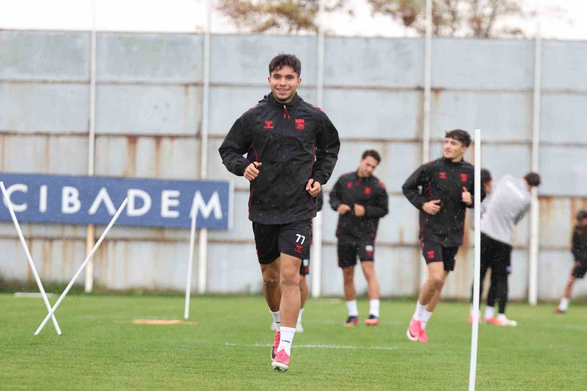 Sivasspor, Sarıyer maçının hazırlıklarını yağmur altında sürdürdü