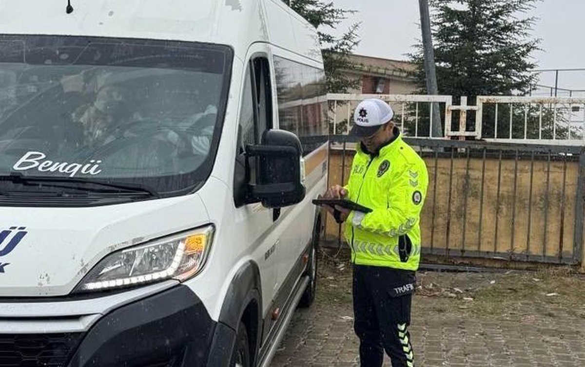 Tekirdağ Hayrabolu'da polis, okul çevresi ve servis denetimlerini sürdürüyor