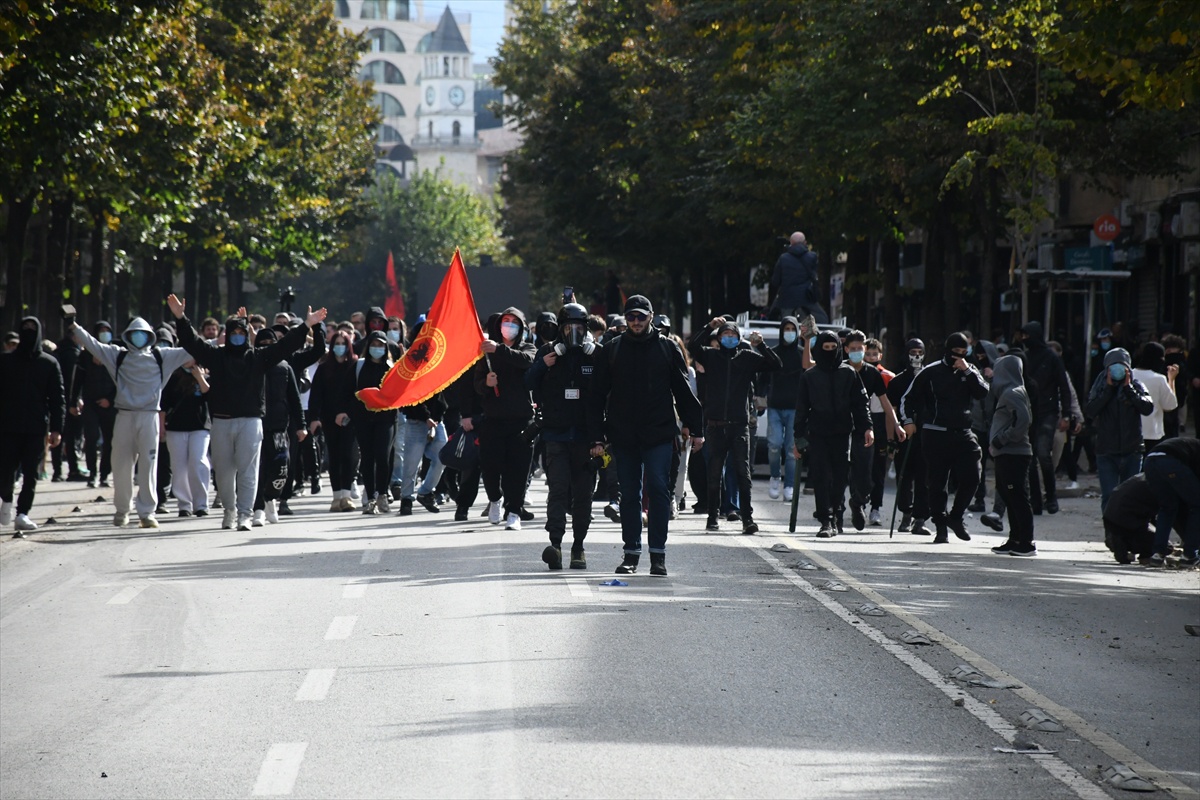 Tiran'da üniversite öğrencilerinin gösterileri üçüncü gününde de sürüyor