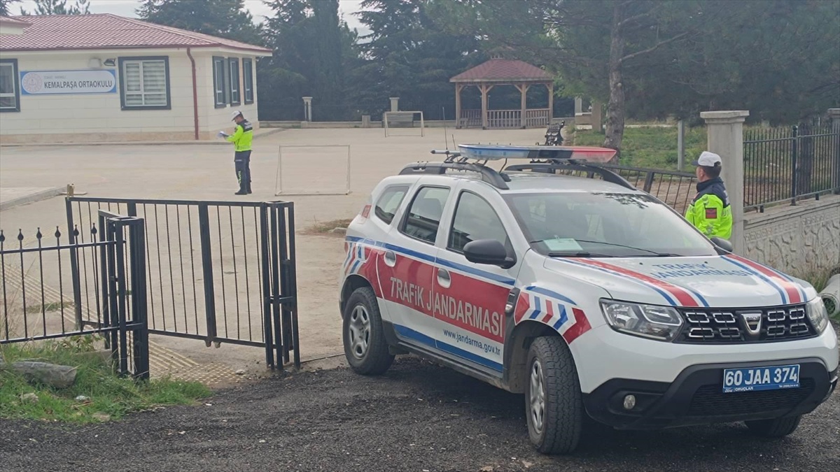 Tokat'ta jandarma güvenlik tedbirlerini sürdürüyor, servis araçları denetleniyor