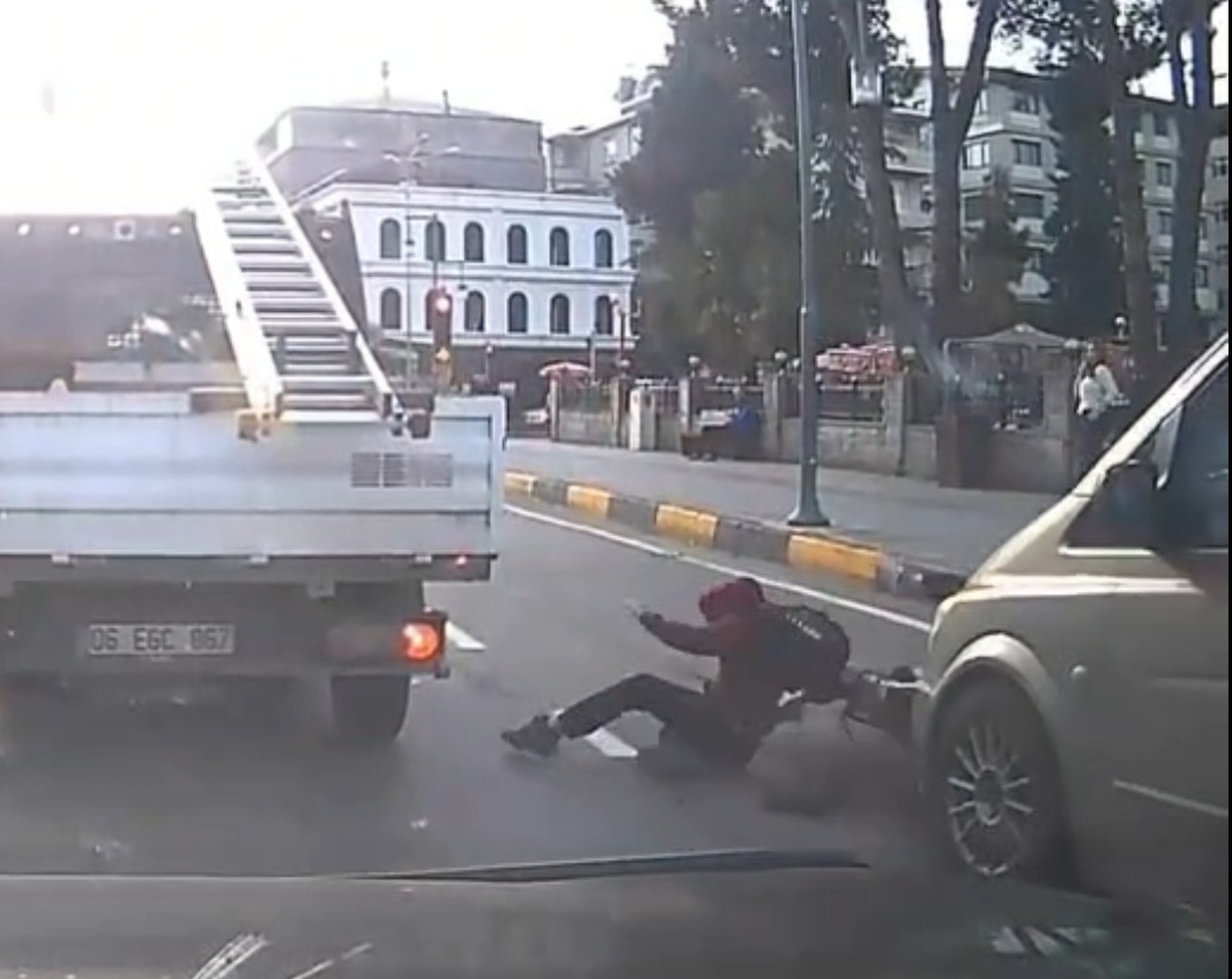 Trabzon Araklı'da minibüs 2 öğrenciye çarptı; kaza anı kameraya yansıdı