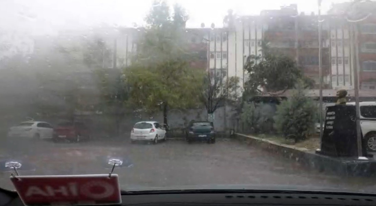 Tunceli'de şiddetli yağışta silecekleri çalışmayan araç durmak zorunda kaldı