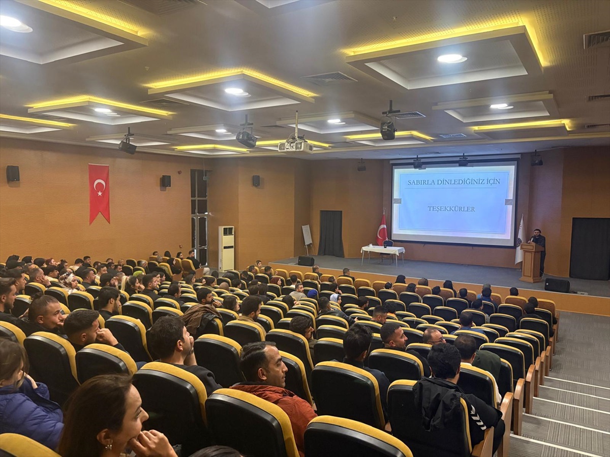 Van'da emniyet personeli 166 okul bahçe görevlisine güvenlik eğitimi verdi