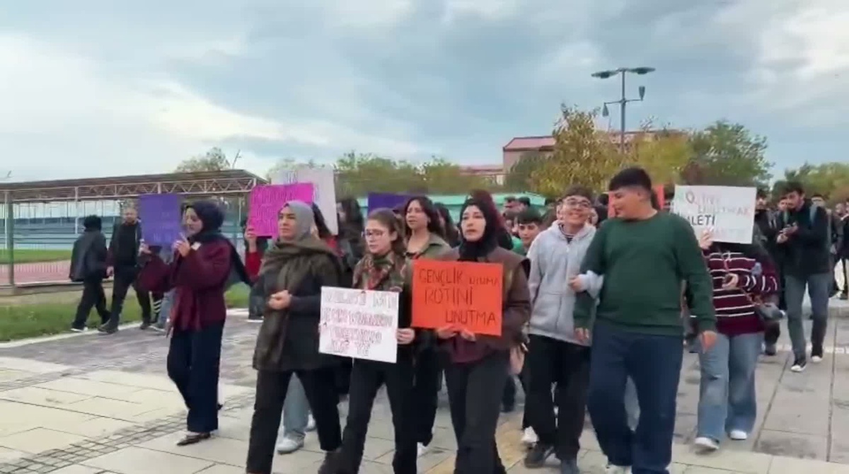 Van YYÜ öğrencileri Rojin Kabaiş için ikinci yıl yürüdü, aydınlatılmasını istedi