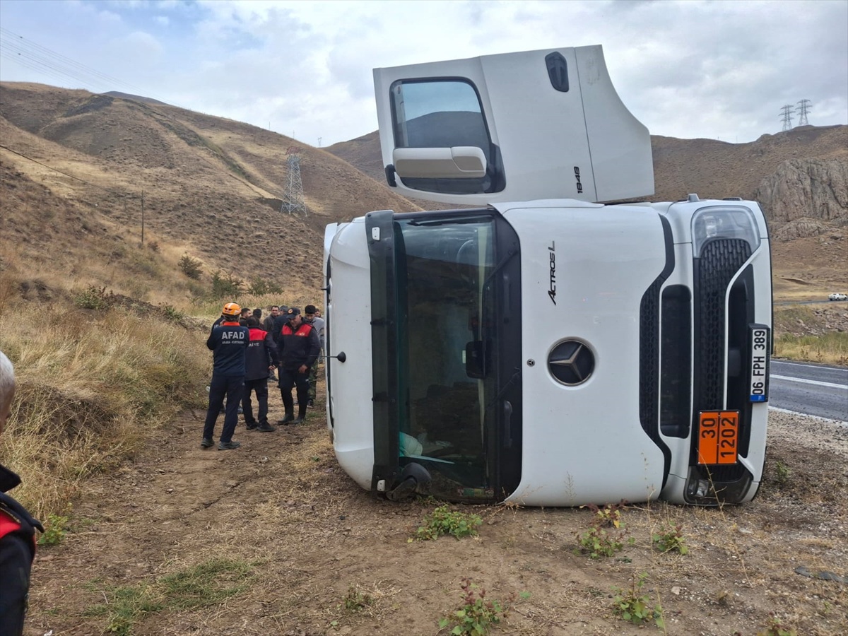 Yağışta kayganlaşan Hakkari-Van yolunda akaryakıt tankeri devrildi, sürücü yaralandı