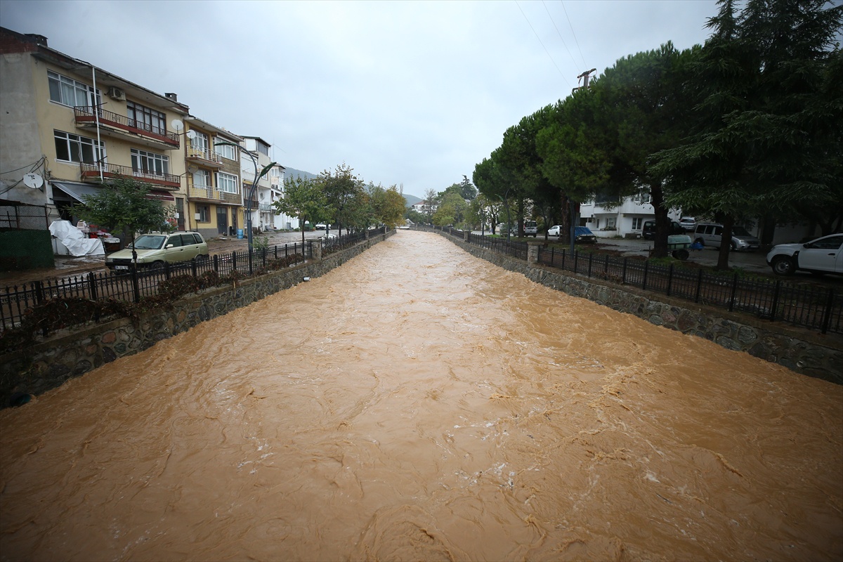 Yalova Armutlu'da su baskınından etkilenen ev ve iş yerlerinde temizlik başlatıldı