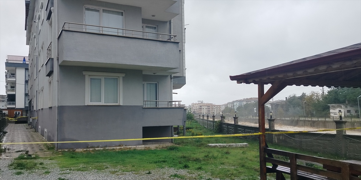 Yalova Çınarcık'ta sağanakta bahçesi çöken 5 katlı bina tedbir amaçlı tahliye edildi.