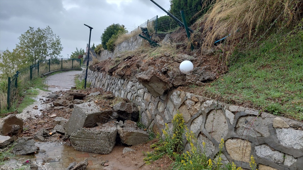 Yalova Çınarcık'ta sağanakta mahsur kalan bekçi kepçeyle kurtarıldı