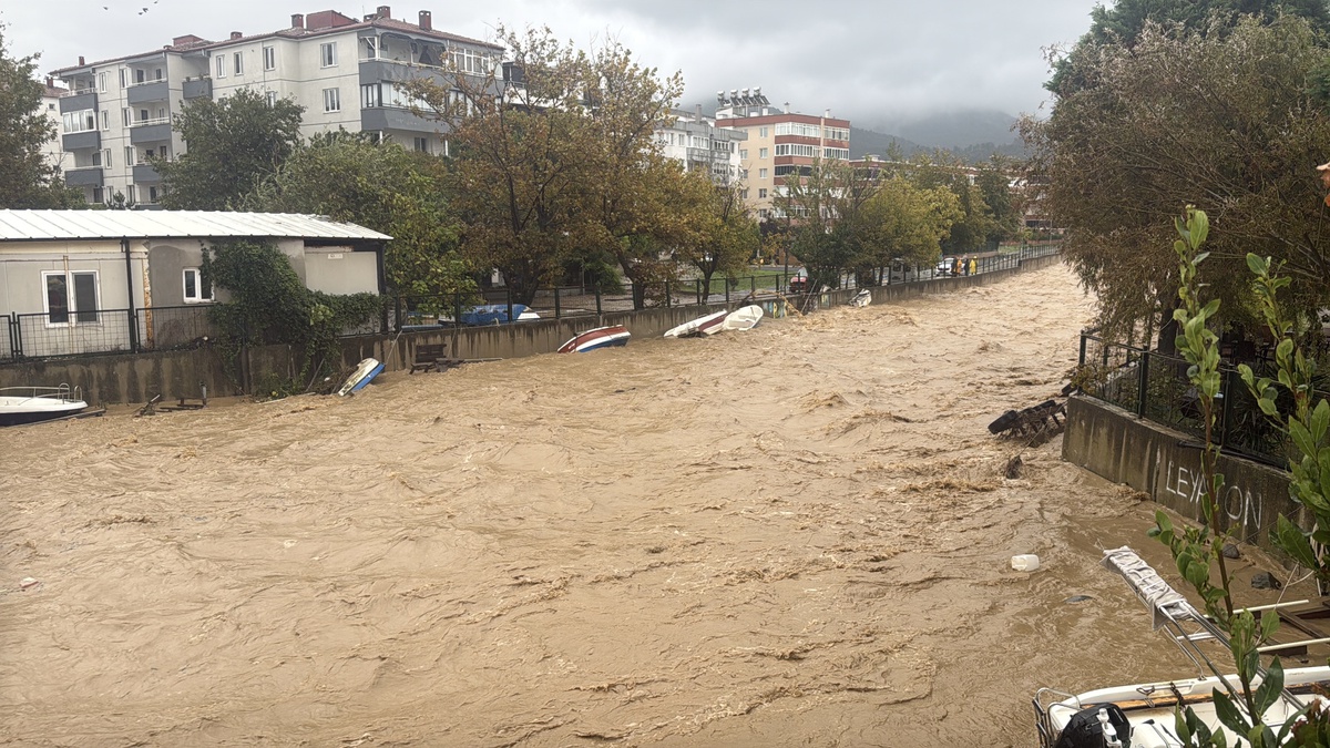 Yalova'da sağanak nedeniyle 101 ihbar alındı, 95 su baskını ve 3 toprak kayması yaşandı