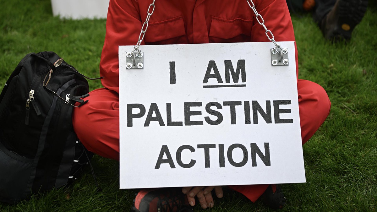 Ünlü yazar Sally Rooney'nin kitapları İngiltere'de satıştan çekildi! Sebep Palestine Action desteği