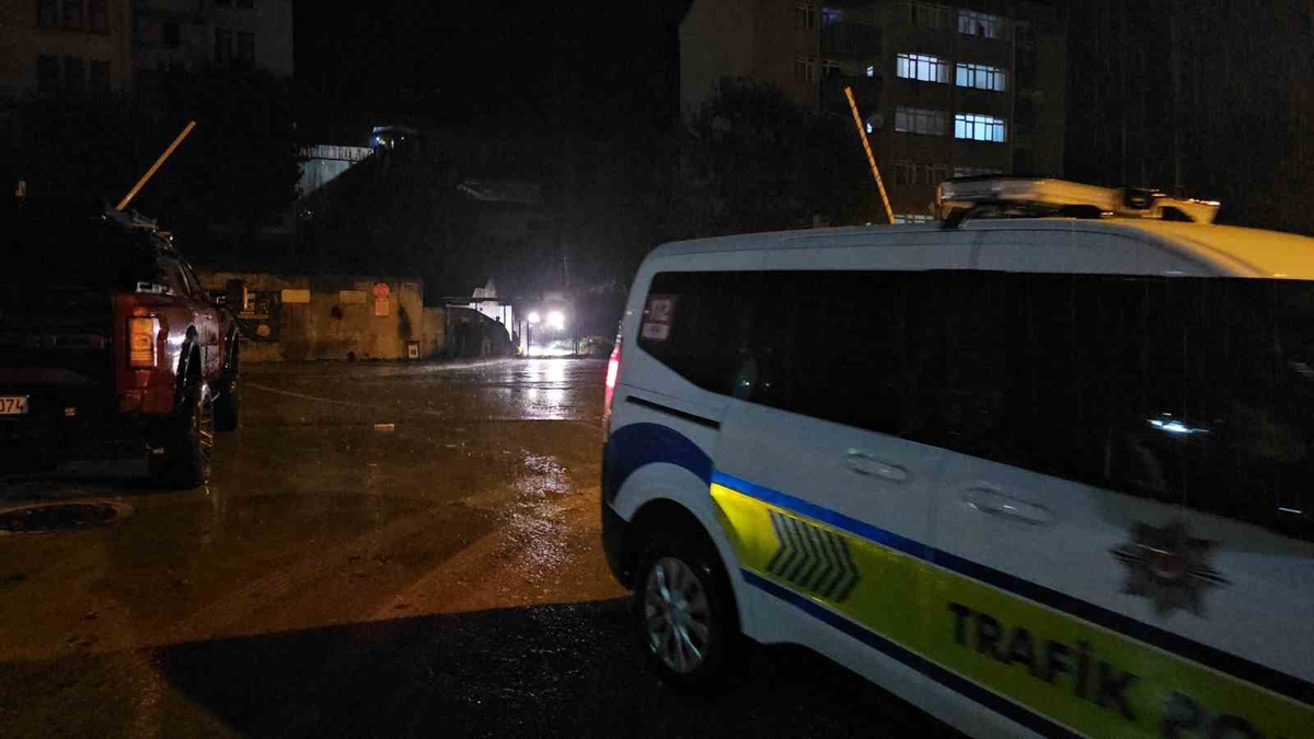 Zonguldak'ta istinat duvarı çöktü! Park halindeki 2 araç toprak altında kaldı, apartman tahliye edildi