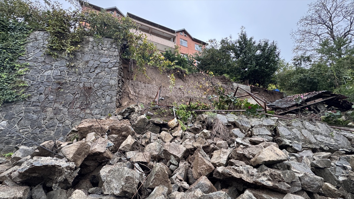 Zonguldak Karadeniz Ereğli'de heyelanda 3 katlı bina tedbir amacıyla boşaltıldı