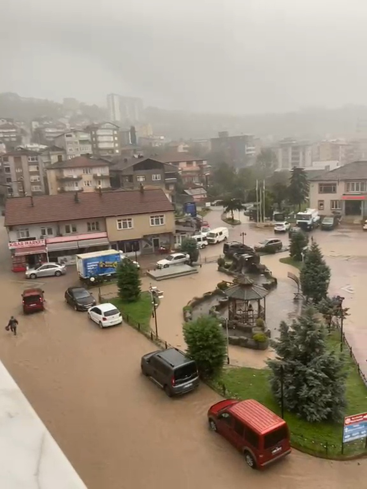 Zonguldak'ta sağanak cadde ve sokakları suya gömdü, Ereğli'de iş yerlerine su doldu