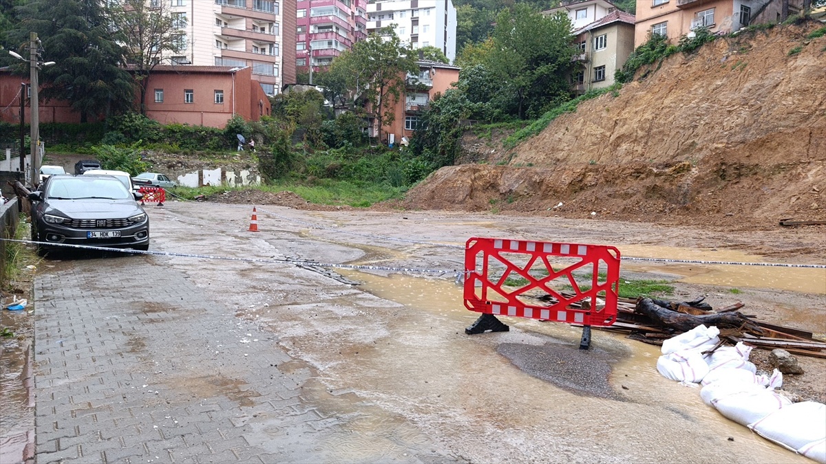 Zonguldak'ta sağanak nedeniyle heyelanlarda istinat duvarı çöktü, bir ev boşaltıldı