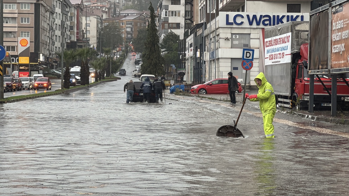 Zonguldak ve Düzce'de sağanak etkili oldu, Zonguldak'ta motokuryelere yasak geldi