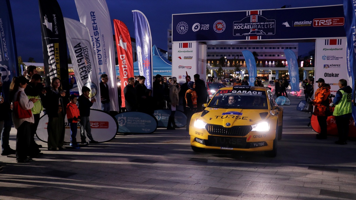 43. Kocaeli Büyükşehir Rallisi'nde ekipler İzmit'te start aldı