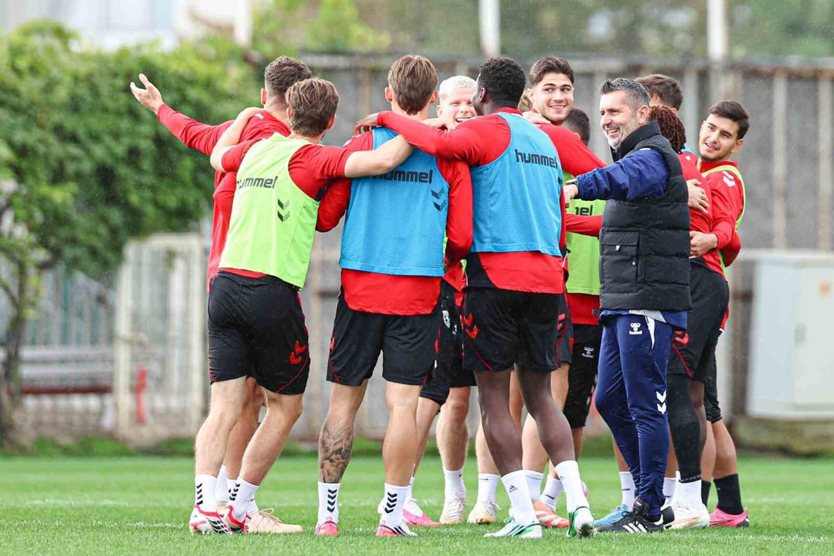 5 maçtır kaybeden Samsunspor, Bjelica ile Kasımpaşa hazırlığında neşeli görüntü verdi