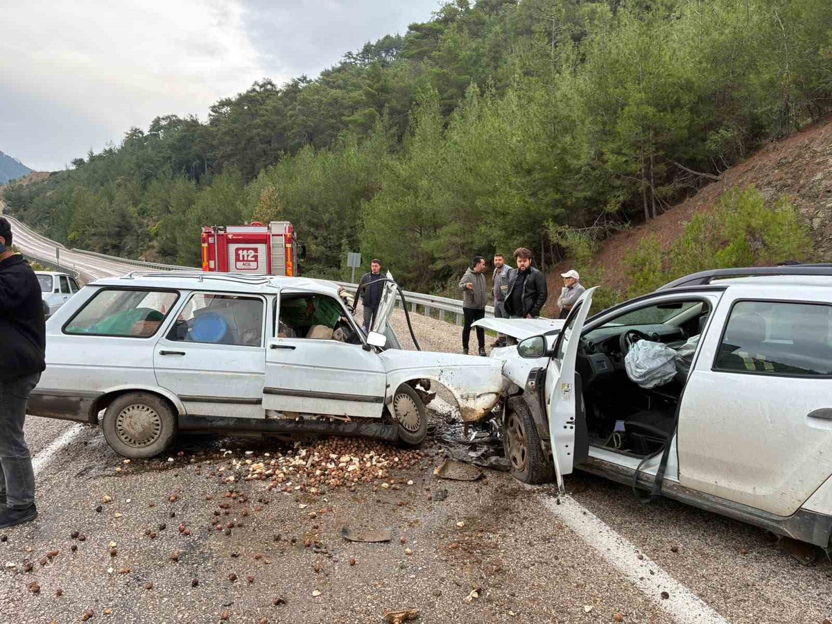 Adana Kozan'da iki otomobil çarpıştı, ağır yaralanan sürücü hayatını kaybetti