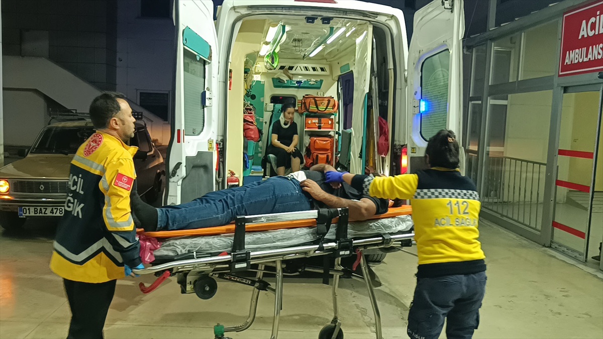 Adana Kozan'da otomobil park halindeki kamyonete çarptı, 2 kişi yaralandı