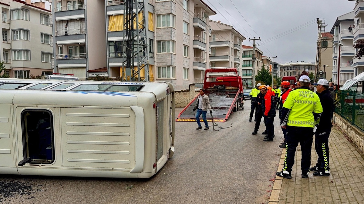 Afyonkarahisar'da iki minibüs çarpıştı, biri devrildi; 16 yaralıdan çoğu öğrenciydi