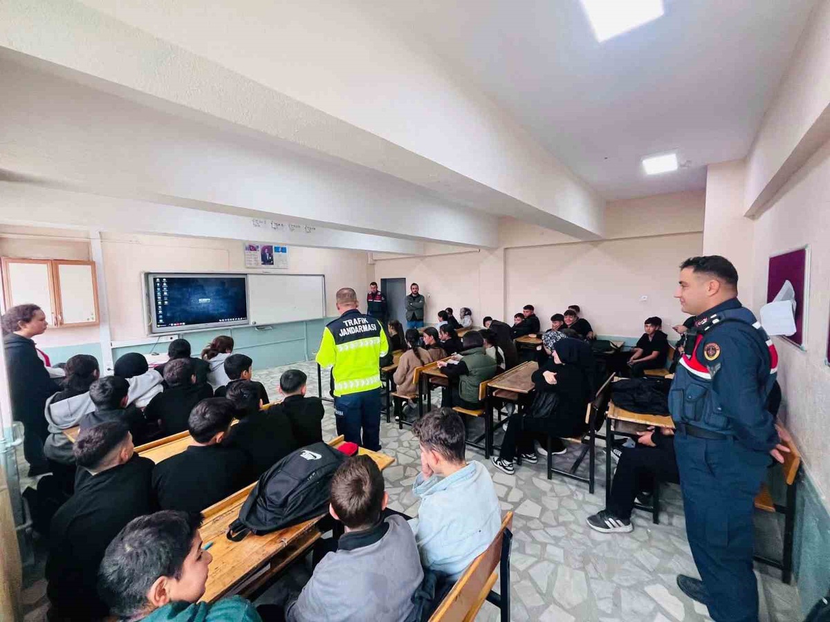 Afyonkarahisar Kocaöz'de Trafik Dedektifleri Projesi ile öğrencilere eğitim verildi