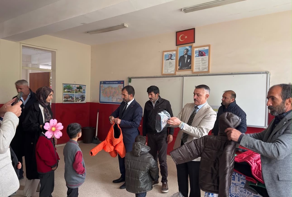 Ağrı Patnos'ta Şoförler ve Otomobilciler Odası öğrencilere mont ve bot dağıttı