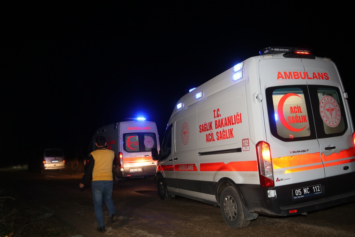 Amasya Taşova'da kontrolden çıkan otomobil şarampole devrildi, 2 kişi yaralandı.