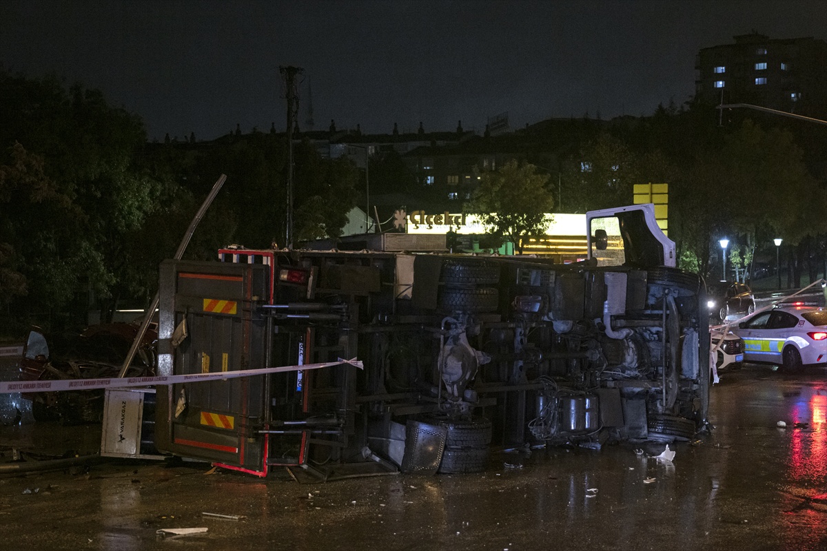 Ankara Yenimahalle'de oksijen tüpü yüklü kamyonla otomobil çarpıştı, 3 kişi yaralandı