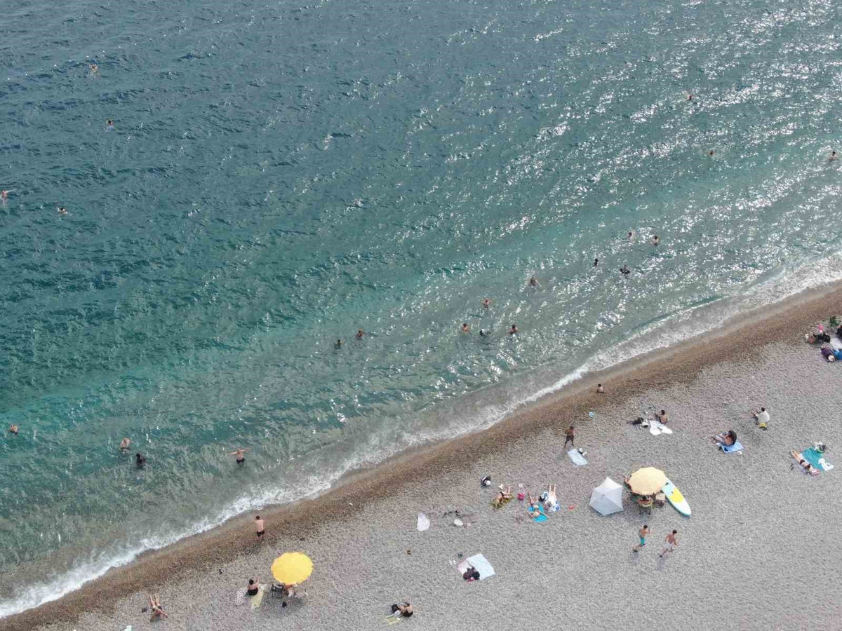 Antalya'da sağanak sonrası güneşle Konyaaltı Sahili'ne halk ve turistler akın etti