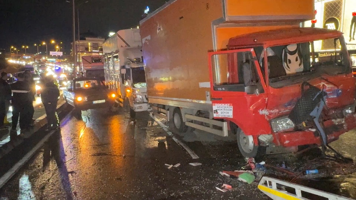 Avcılar D-100'de 4 aracın karıştığı zincirleme kazada 4 kişi yaralandı