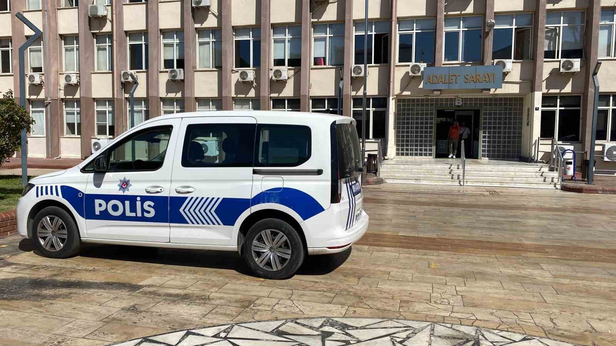 Aydın Efeler'de 1 yıldır aranan FETÖ hükümlüsü apartman boşluğunda yakalandı