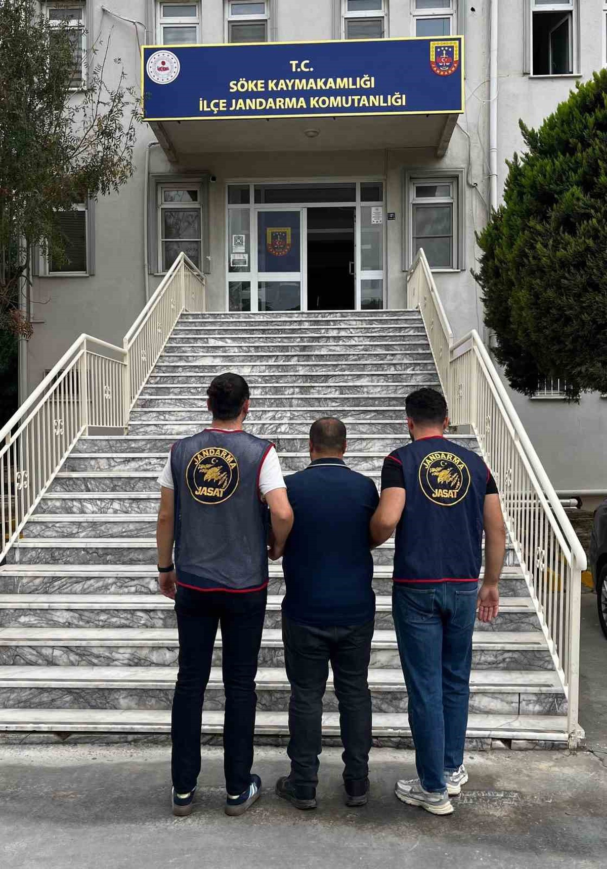 Aydın Söke'de hırsızlıktan 12 yıl 3 ay 15 gün hapis cezası olan hükümlü yakalandı.