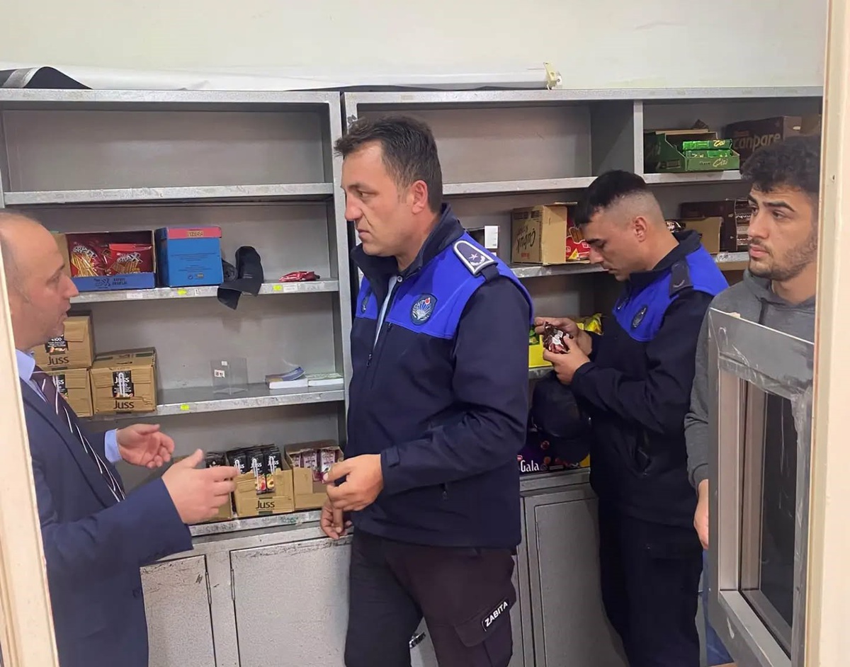Bayburt'ta zabıta, okul kantinlerinde denetim yaptı, son kullanma tarihlerine baktı