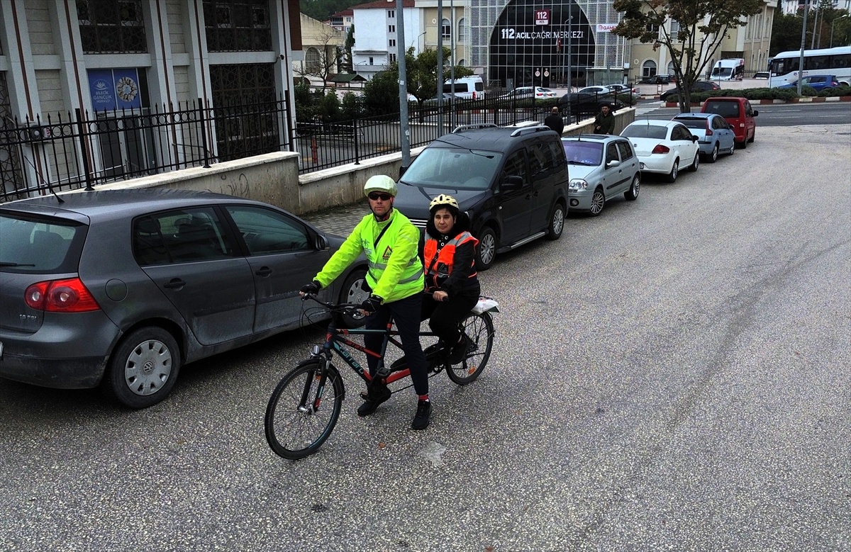 Bilecik'te beyaz baston ve çevre bilinci için 2,5 kilometre pedal çevrildi