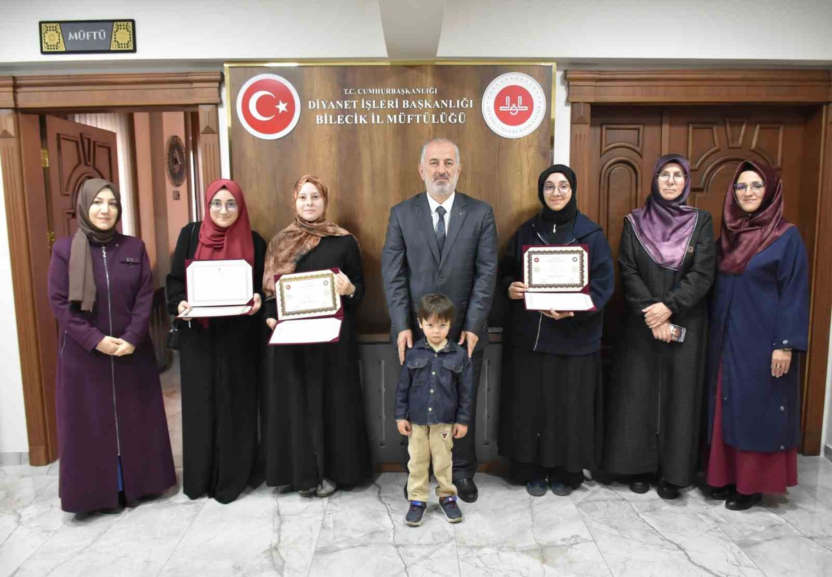 Bilecik'te Şifa Hafızlık Kız Kur'an Kursu'nda hafız olan öğrencilere belgeleri verildi