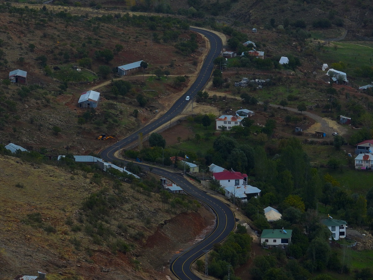 Bingöl'de 2 bin 78 kişinin yaşadığı Çavuşlar köyünün yolu sıcak asfaltla yenilendi