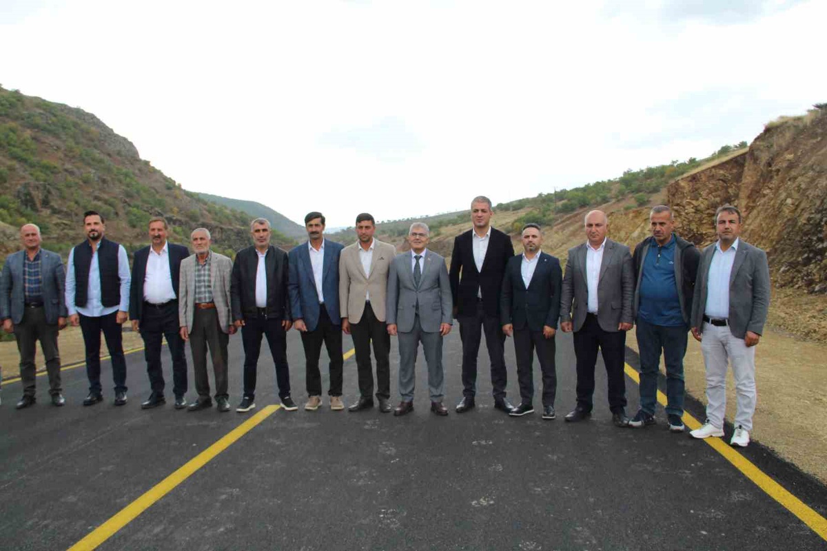Bingöl'de Yukarı Çavuşlar köyünün 7,5 kilometrelik yolu sıcak asfaltla yenilendi