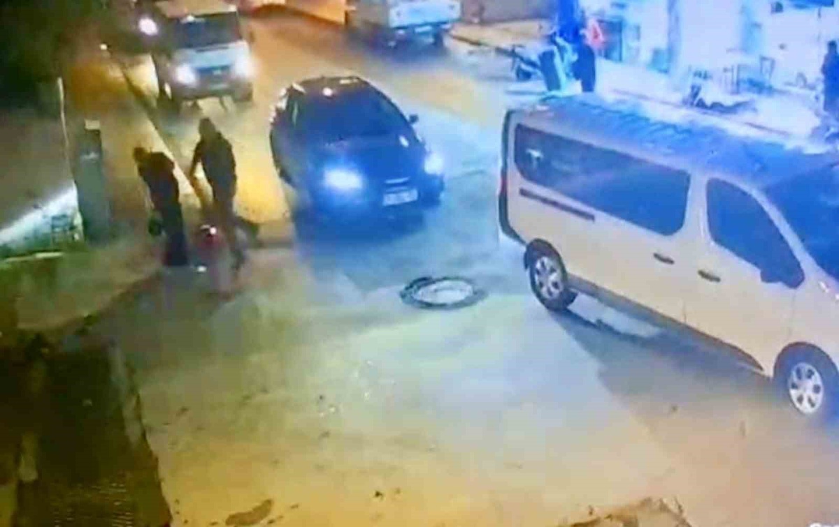 Bodrum'da kazanın eşiğinden dönüldü! Gence çarpmamak için manevra yapan sürücü, aracından inip tokat attı