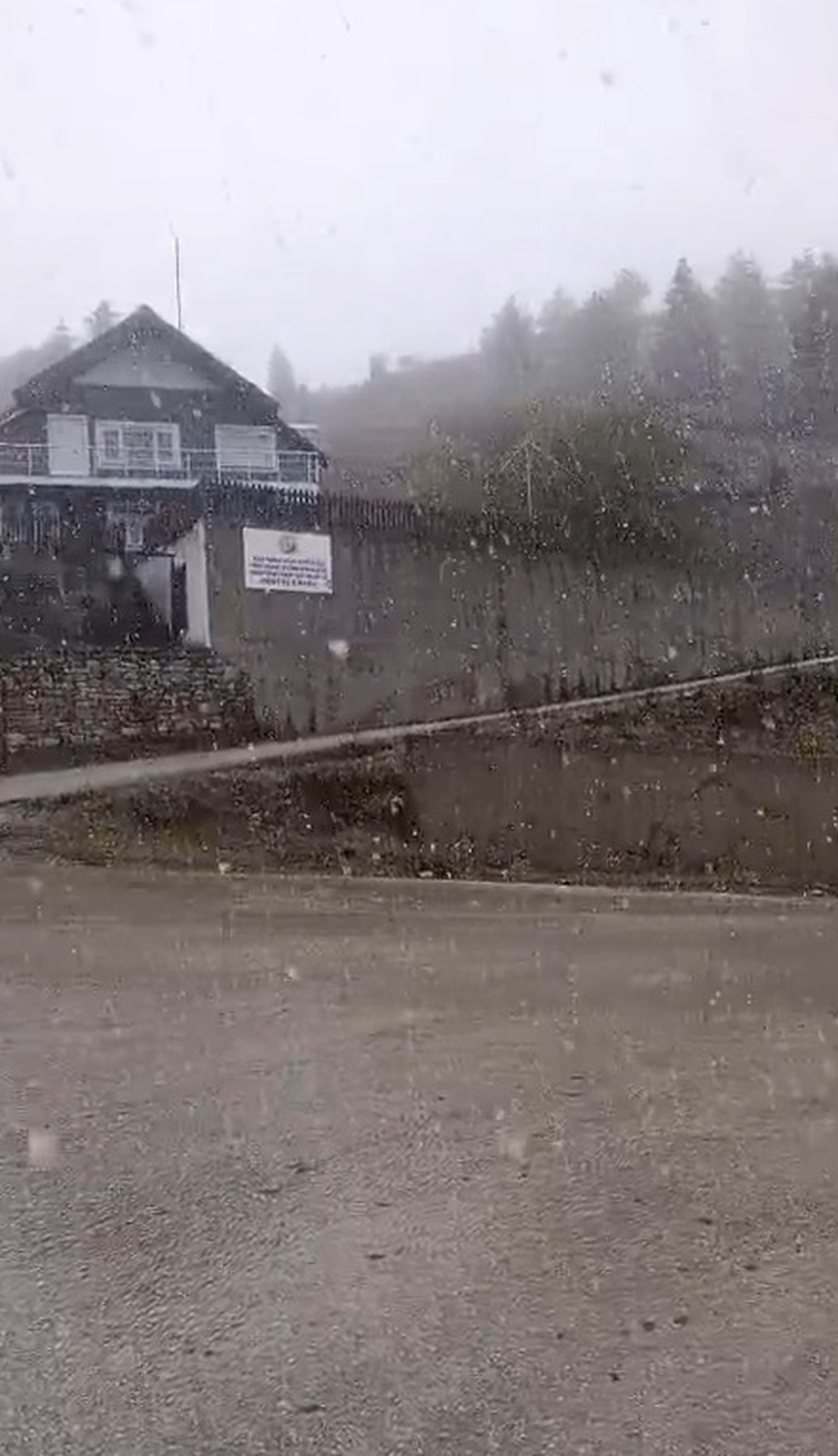 Bolu'da yağmur yüksek kesimlerde kara döndü, Yedigöller'e mevsimin ilk karı düştü