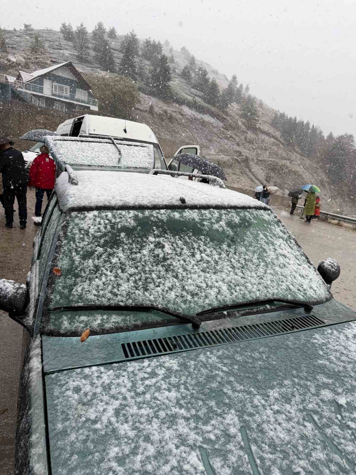 Bolu'da Yedigöller yolunda mevsimin ilk karı sabah etkili oldu
