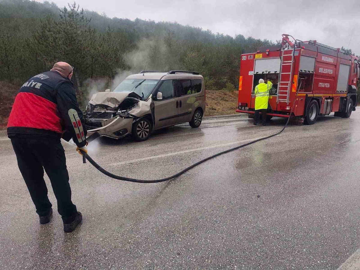 Bolu'nun Mudurnu ilçesinde hafif ticari araç ile tır çarpıştı, 1 kişi yaralandı.