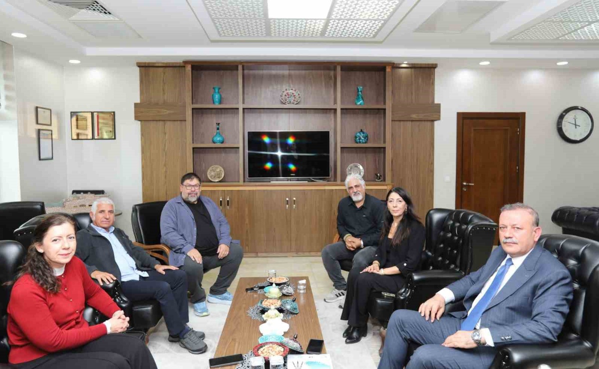 BSB üyeleri, Rektör Elmastaş’ı belgesel sinema atölyesi için ziyaret etti.