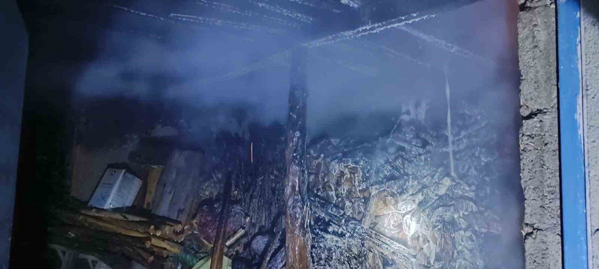 Burdur Yeşilova Alanköy'de ahır yangını itfaiye ekiplerince söndürüldü