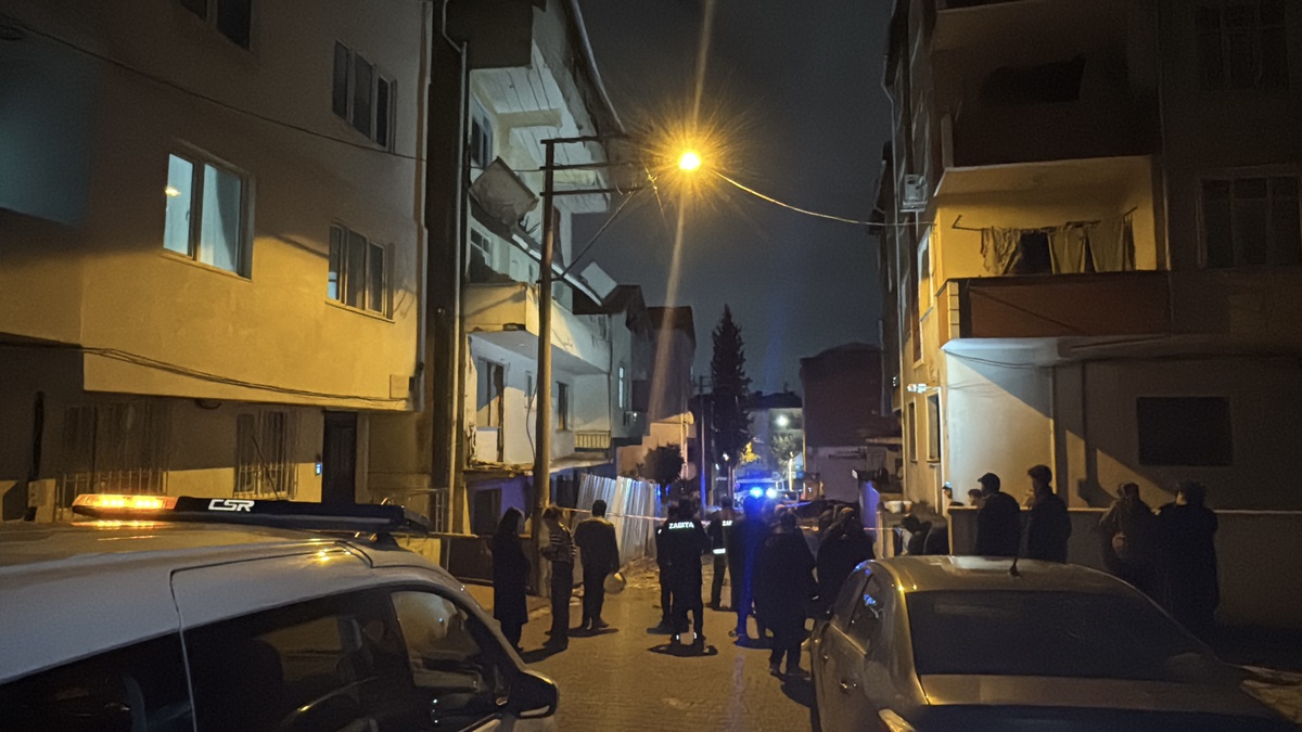 Darıca'da metruk binanın balkonu çöktü, bitişik binadan 2 kişi tahliye edildi