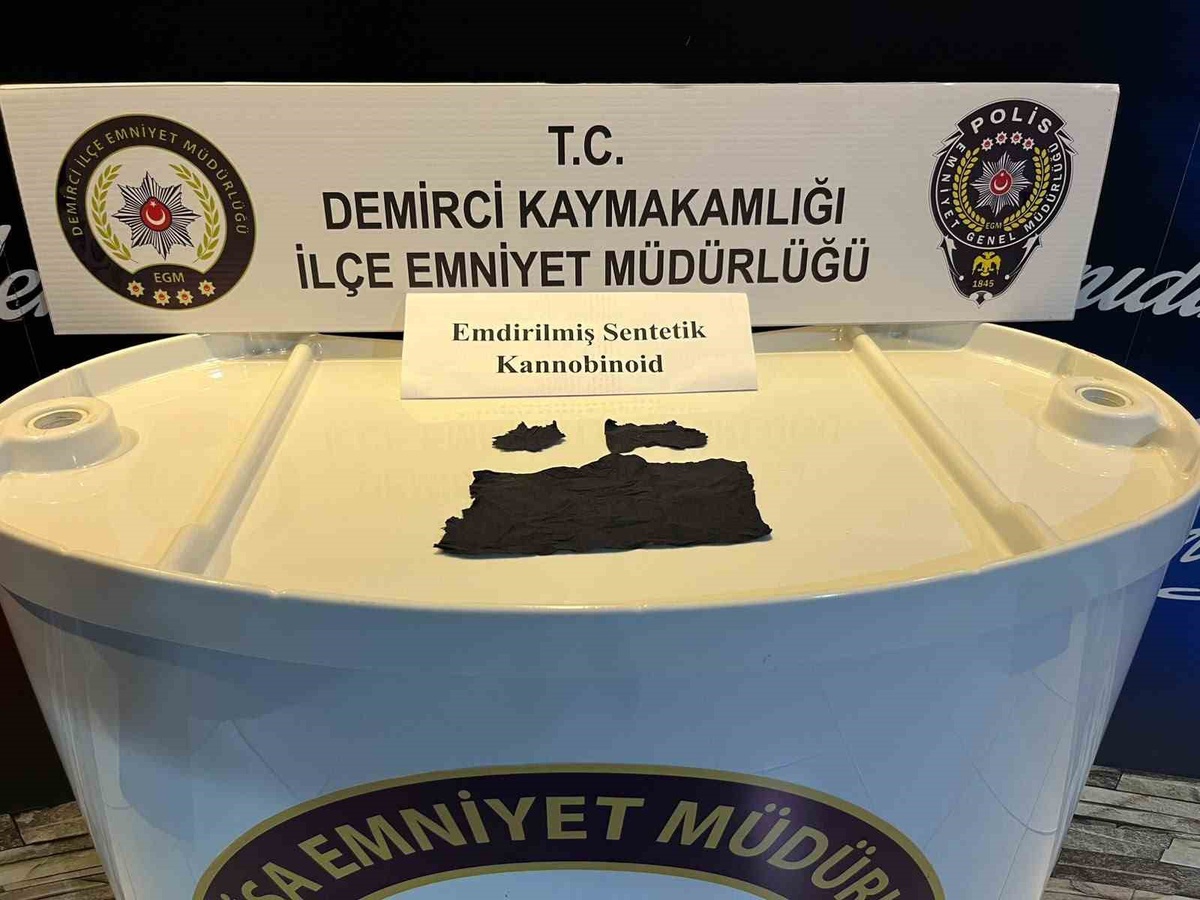 Demirci'de araçta bin içimlik sentetik kannabinoid ele geçirildi, şüpheli tutuklandı