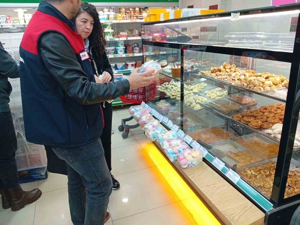 Denizli'de ekipler okul kantinleri ve marketlerde gıda denetimini sürdürüyor