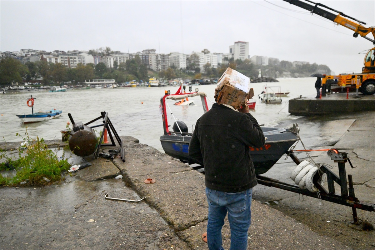 Düzce Akçakoca'da sağanak ve şiddetli rüzgar 3 balıkçı teknesini batırdı.