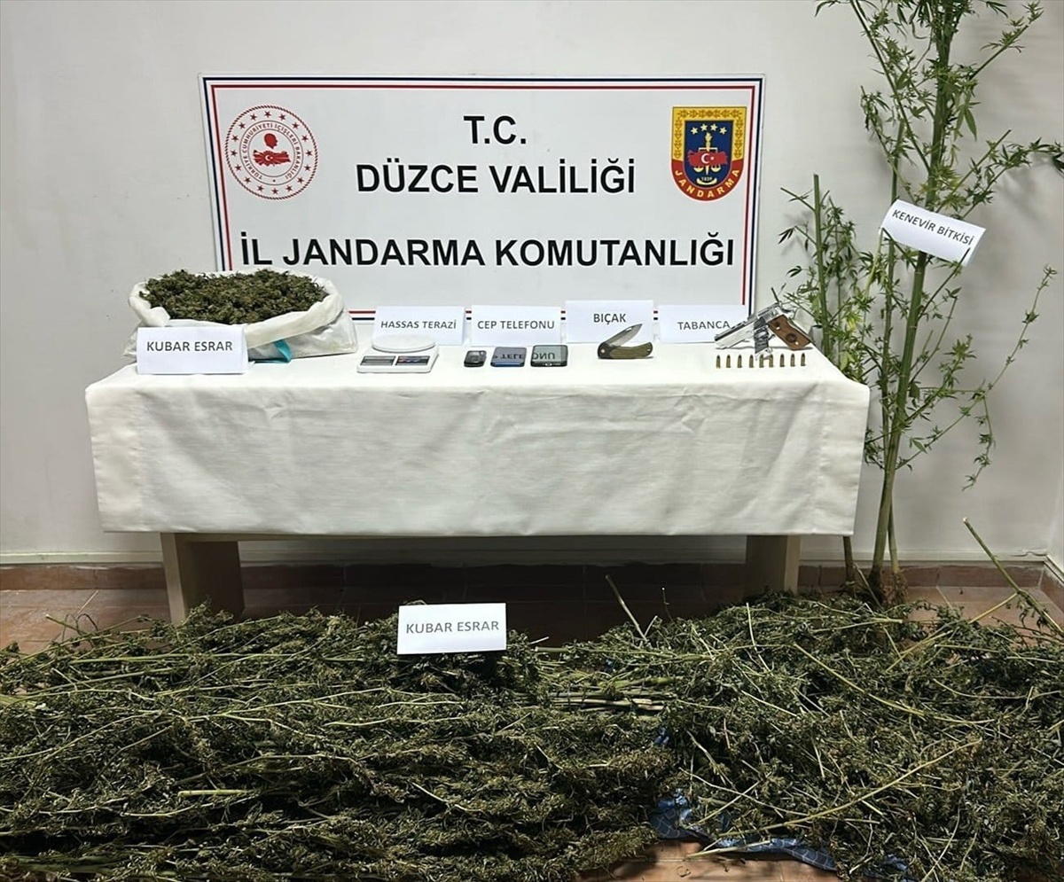 Düzce Gümüşova'da 7 kilo 100 gram kubar esrar ele geçirildi, 2 zanlı gözaltına alındı